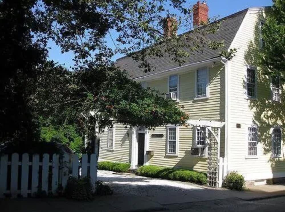 Admiral Farragut Inn ニューポート エクステリア 写真
